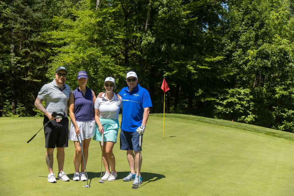 Personnes jouant au golf sur un parcours verdoyant