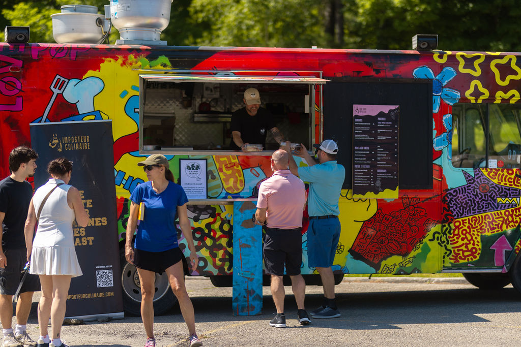 Vue aérienne d'un trou de golf avec des participants